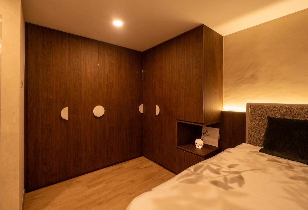 Contemporary Bedroom with Wardrobe and Queen Bed