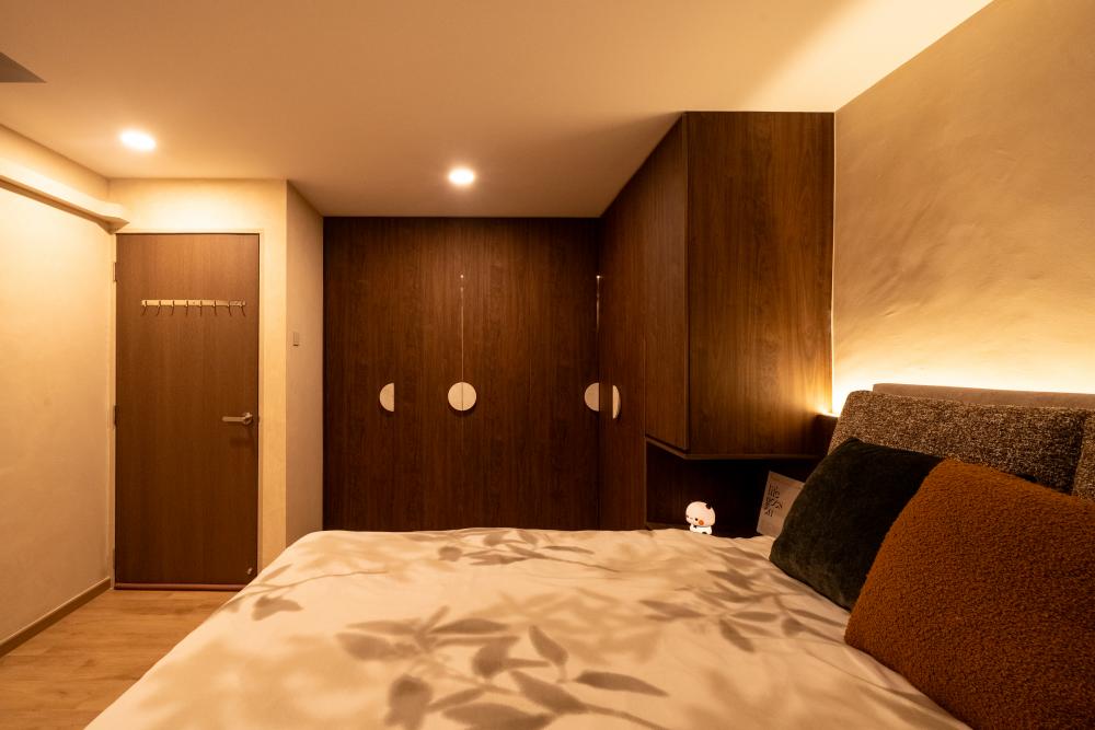 Contemporary Bedroom with Wardrobe and Closet