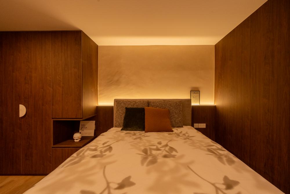 Contemporary Bedroom with Wardrobe and Closet