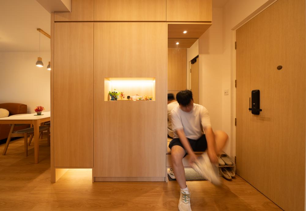 Scandinavian Entryway with Mirror and Seating Bench