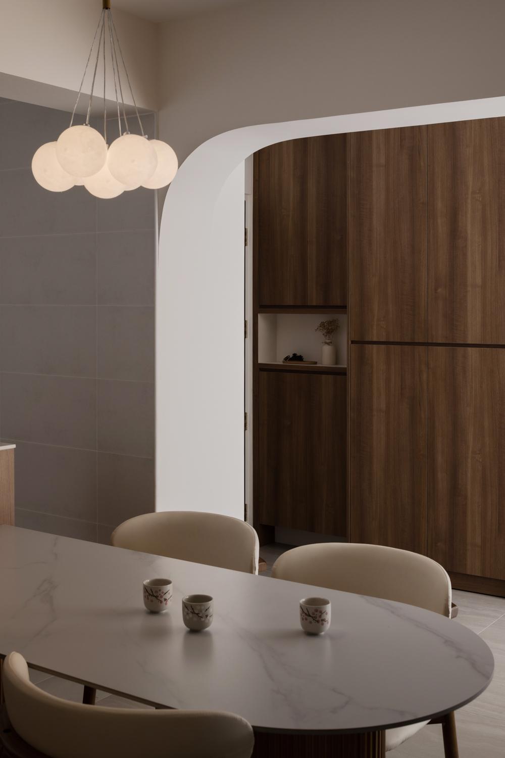 Minimalist Dining Room with Dining Table and Dining Chairs