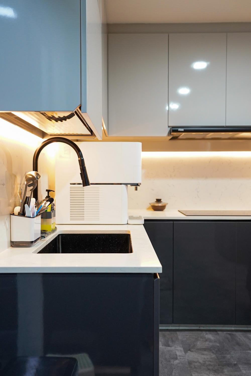 Modern Kitchen with Countertop and Homogeneous Tiles