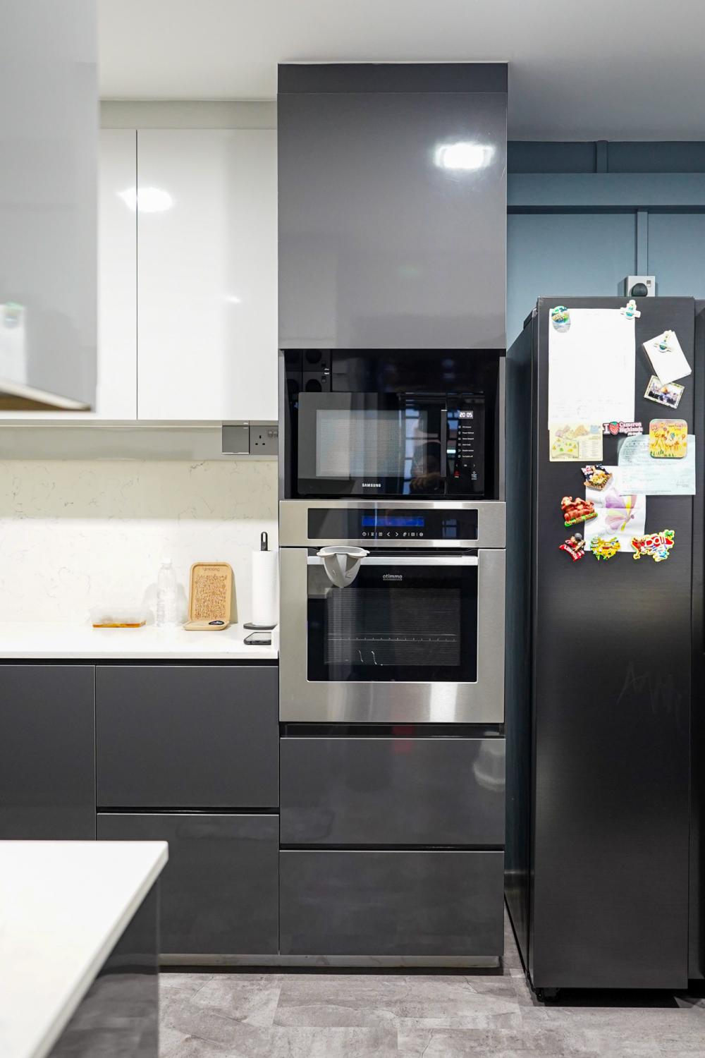 Modern Kitchen with Countertop and Homogeneous Tiles