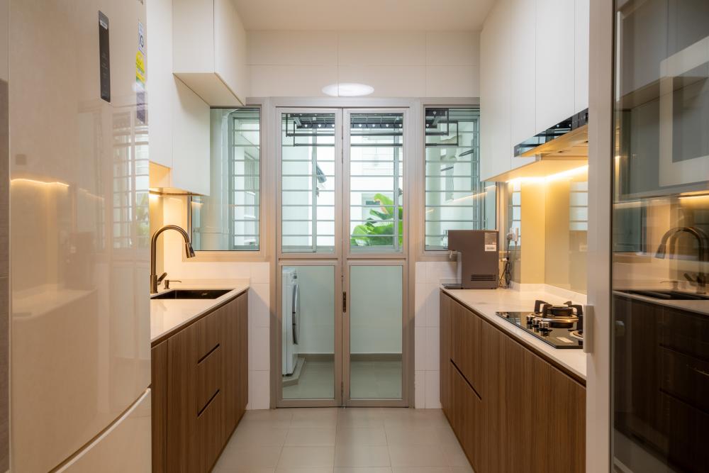 Minimalist Kitchen with Countertop and Kitchen Backsplash