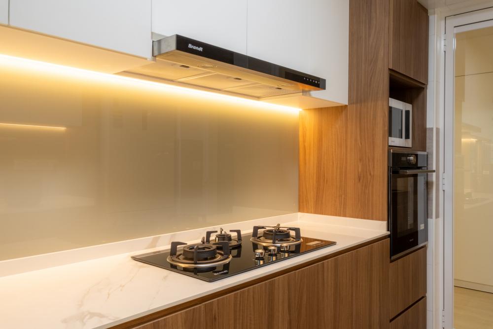 Minimalist Kitchen with Kitchen Backsplash and Kitchen Accessories