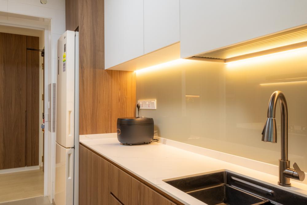 Minimalist Kitchen with Countertop and Kitchen Backsplash