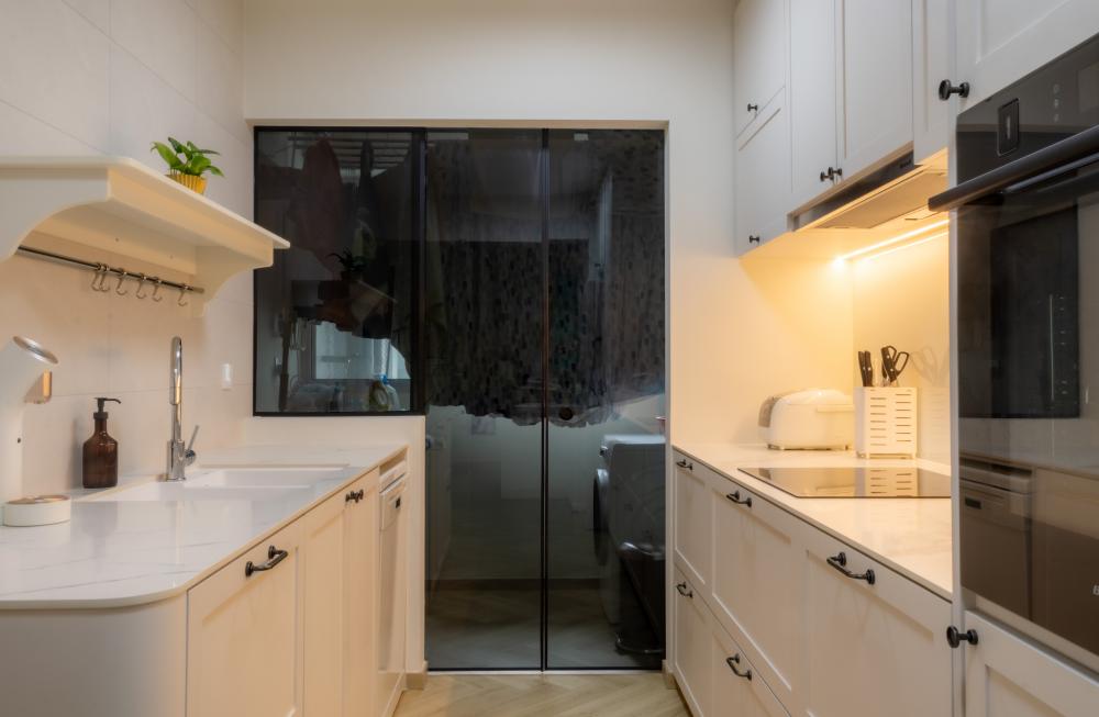 Minimalist Kitchen with Countertop and Open Kitchen