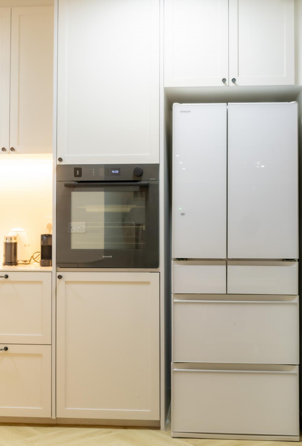 Minimalist Kitchen with Countertop and Open Kitchen