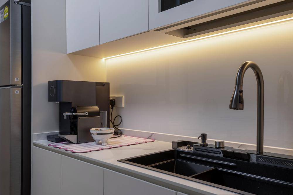 Minimalist Kitchen with Kitchen Backsplash and Kitchen Accessories