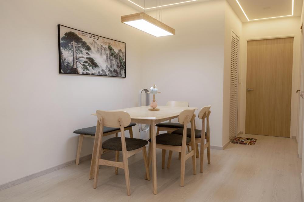 Minimalist Dining Room with Drop Ceiling and Dining Table