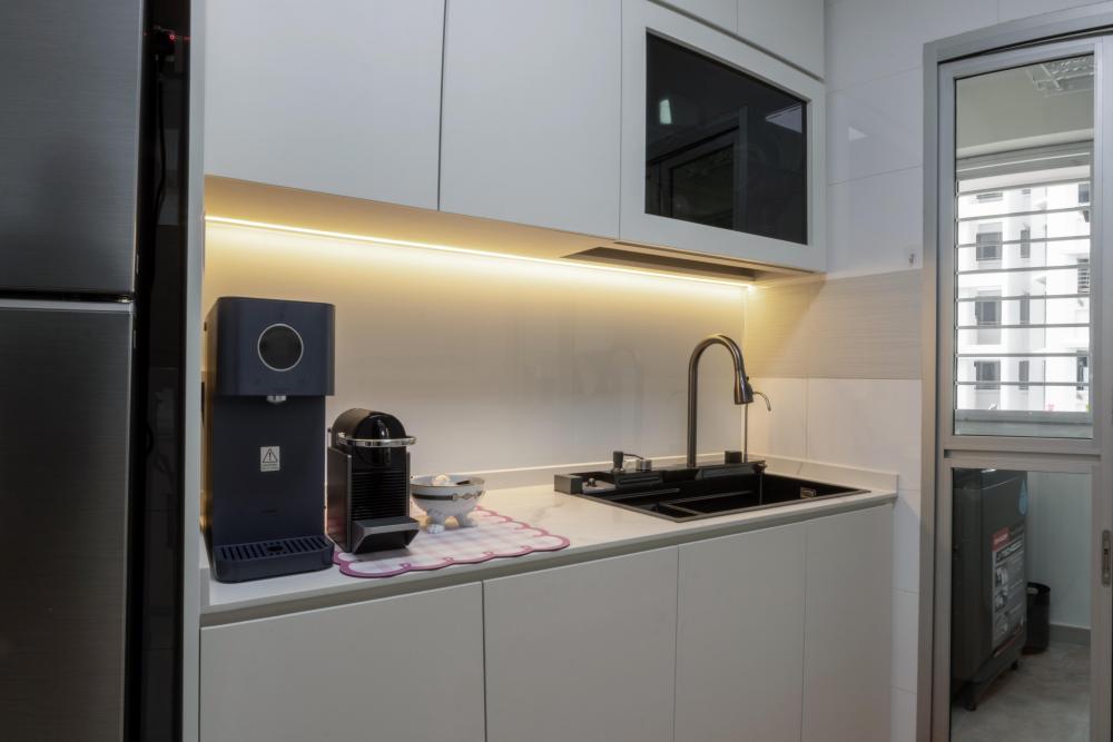 Minimalist Kitchen with Countertop and Kitchen Backsplash