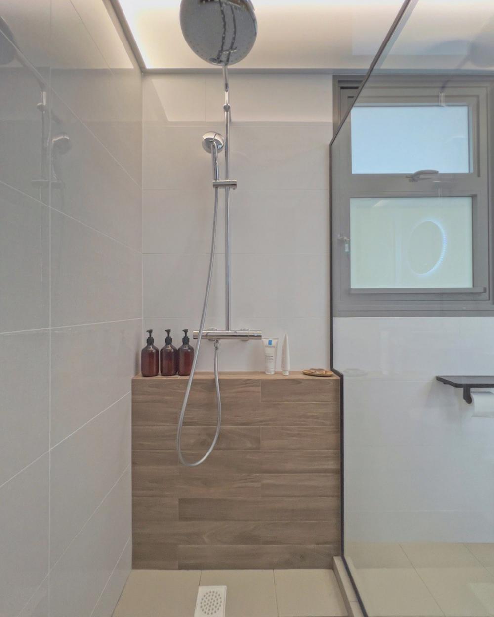 Scandinavian Bathroom with Homogeneous Tiles and Cement Floor