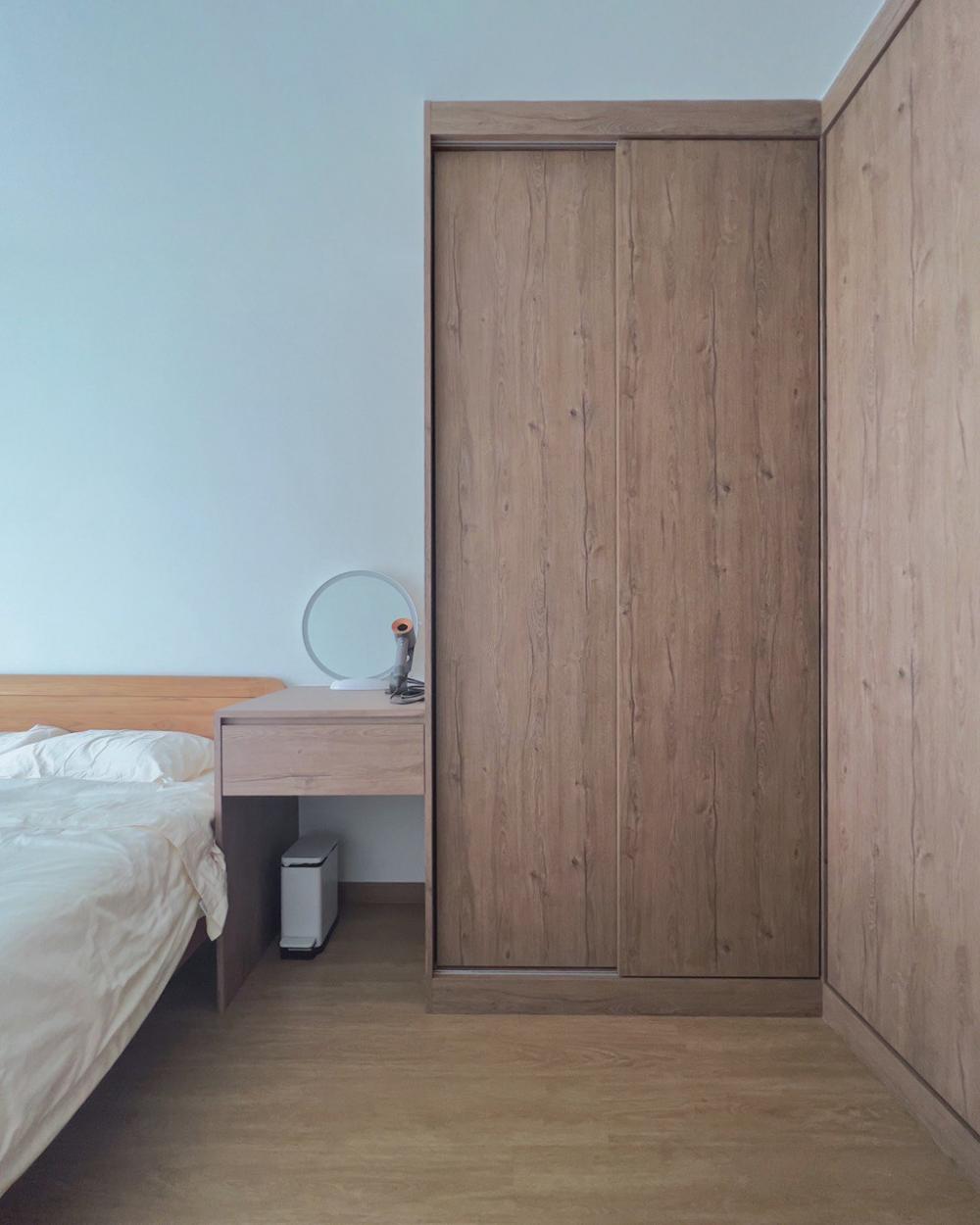 Scandinavian Walk-in Wardrobe with Mirror and Wardrobe