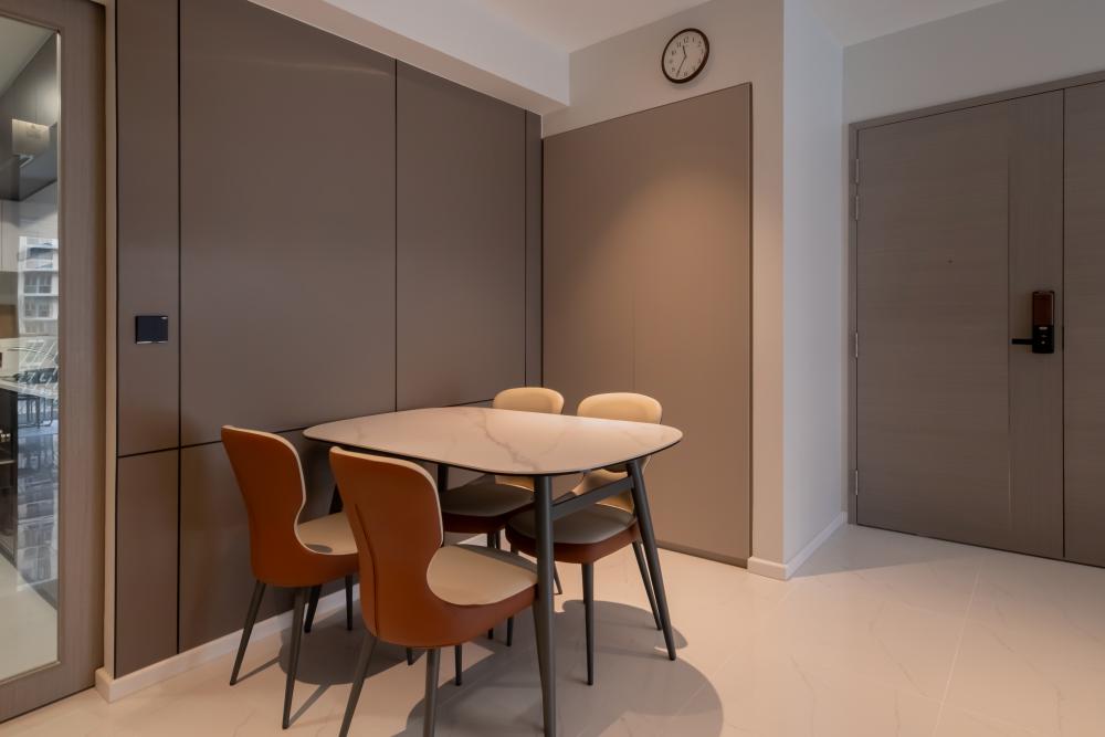 Contemporary Dining Room with Dining Table and Dining Chairs