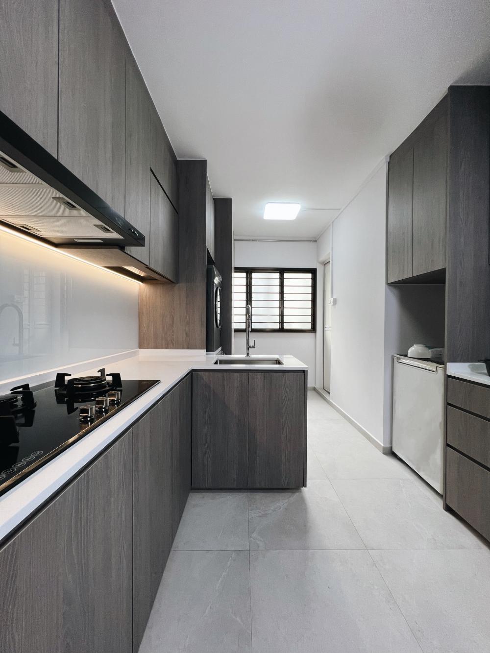 Modern Kitchen with Countertop and Homogeneous Tiles
