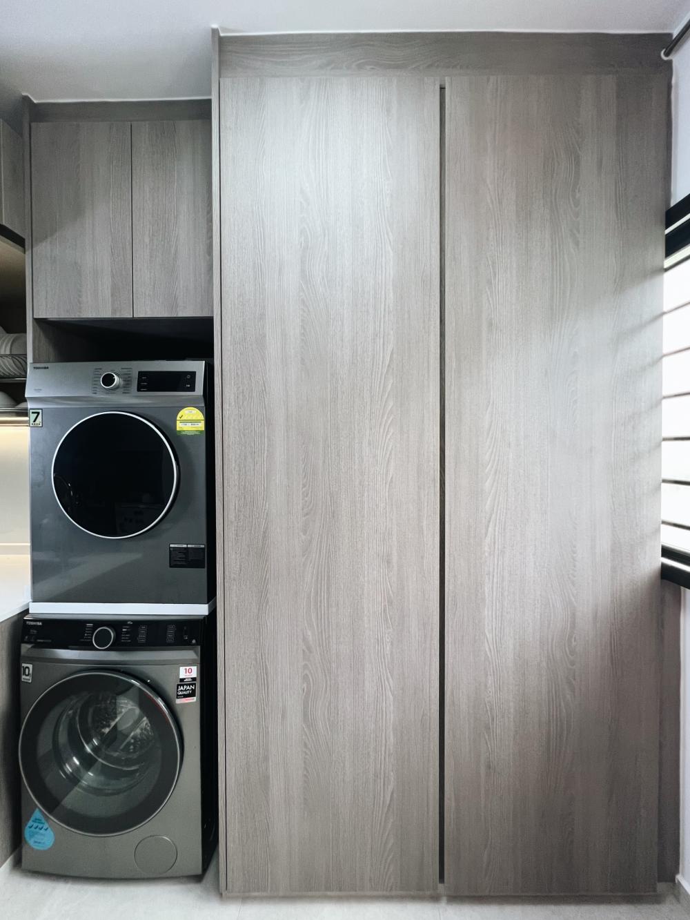 Modern Kitchen with Countertop and Homogeneous Tiles