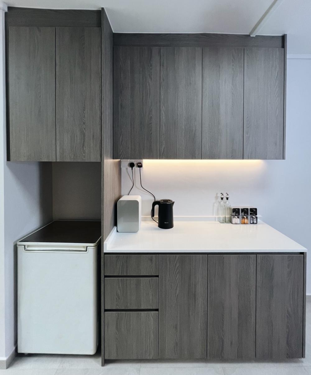 Modern Kitchen with Homogeneous Tiles and Kitchen Island