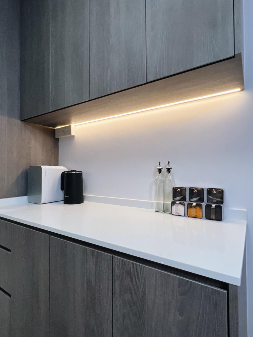 Modern Kitchen with Countertop and Homogeneous Tiles