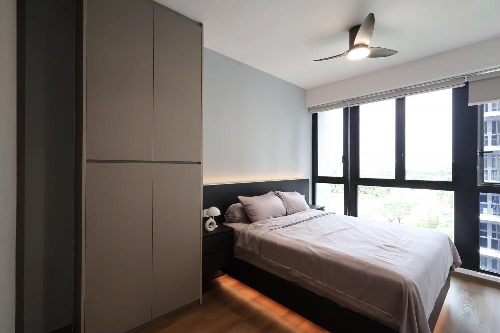 Contemporary Bedroom with Vinyl Flooring and Wardrobe