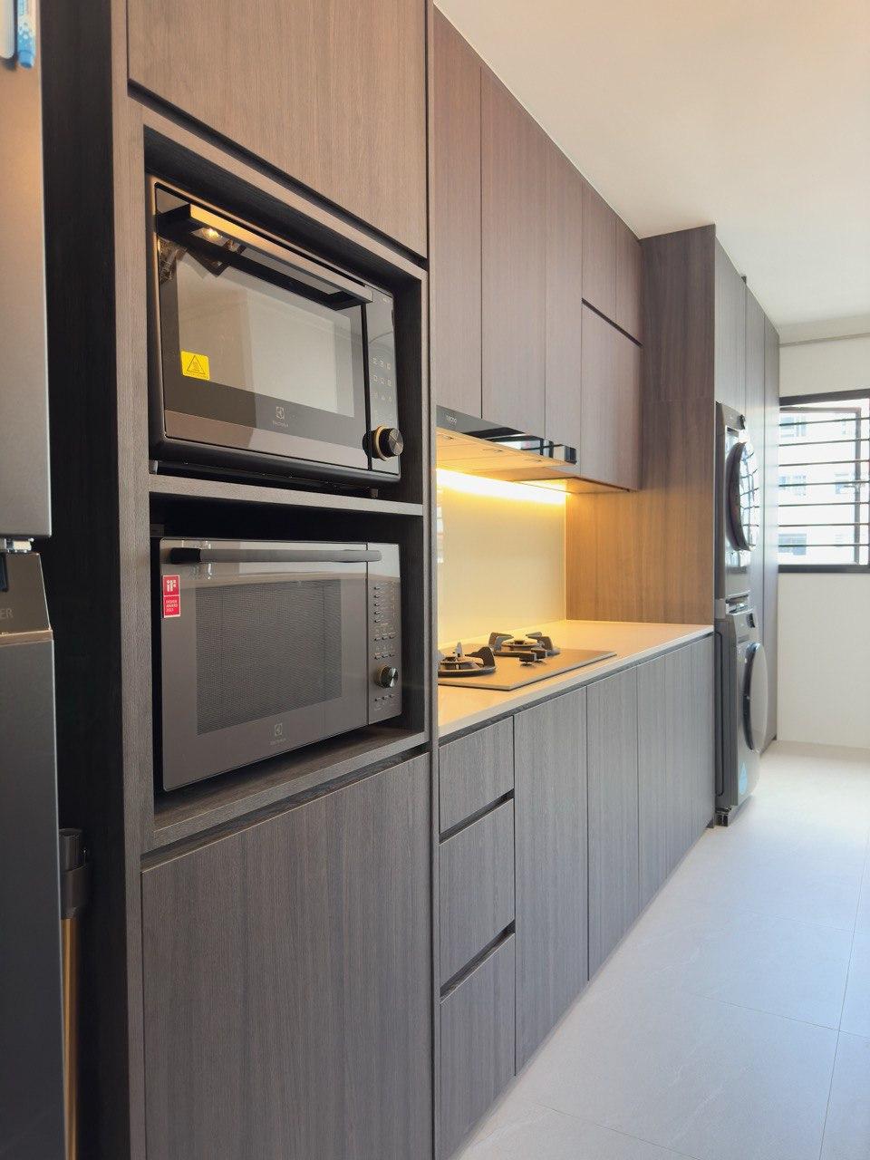 Modern Kitchen with Countertop and Homogeneous Tiles