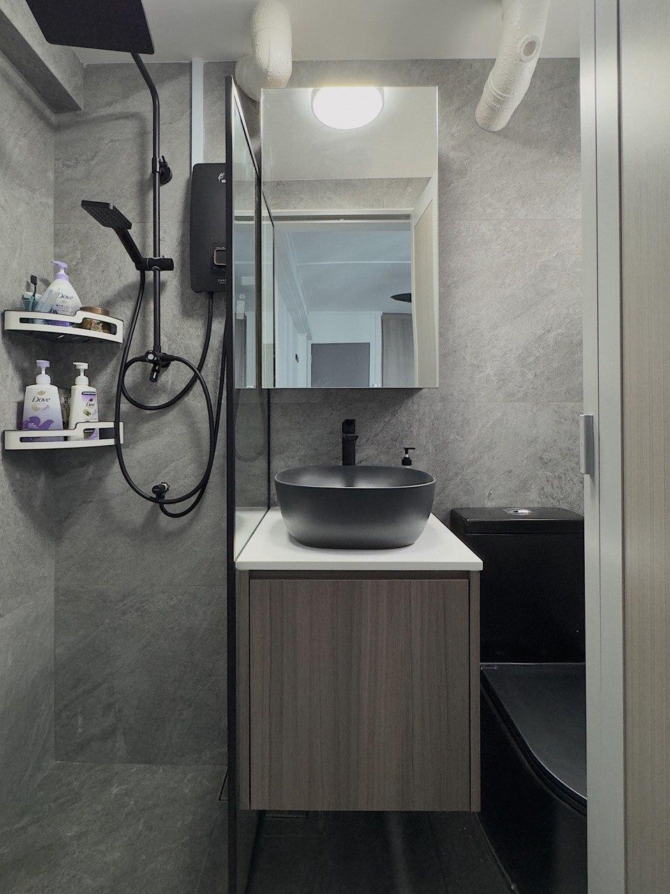 Modern Bathroom with Countertop and Homogeneous Tiles
