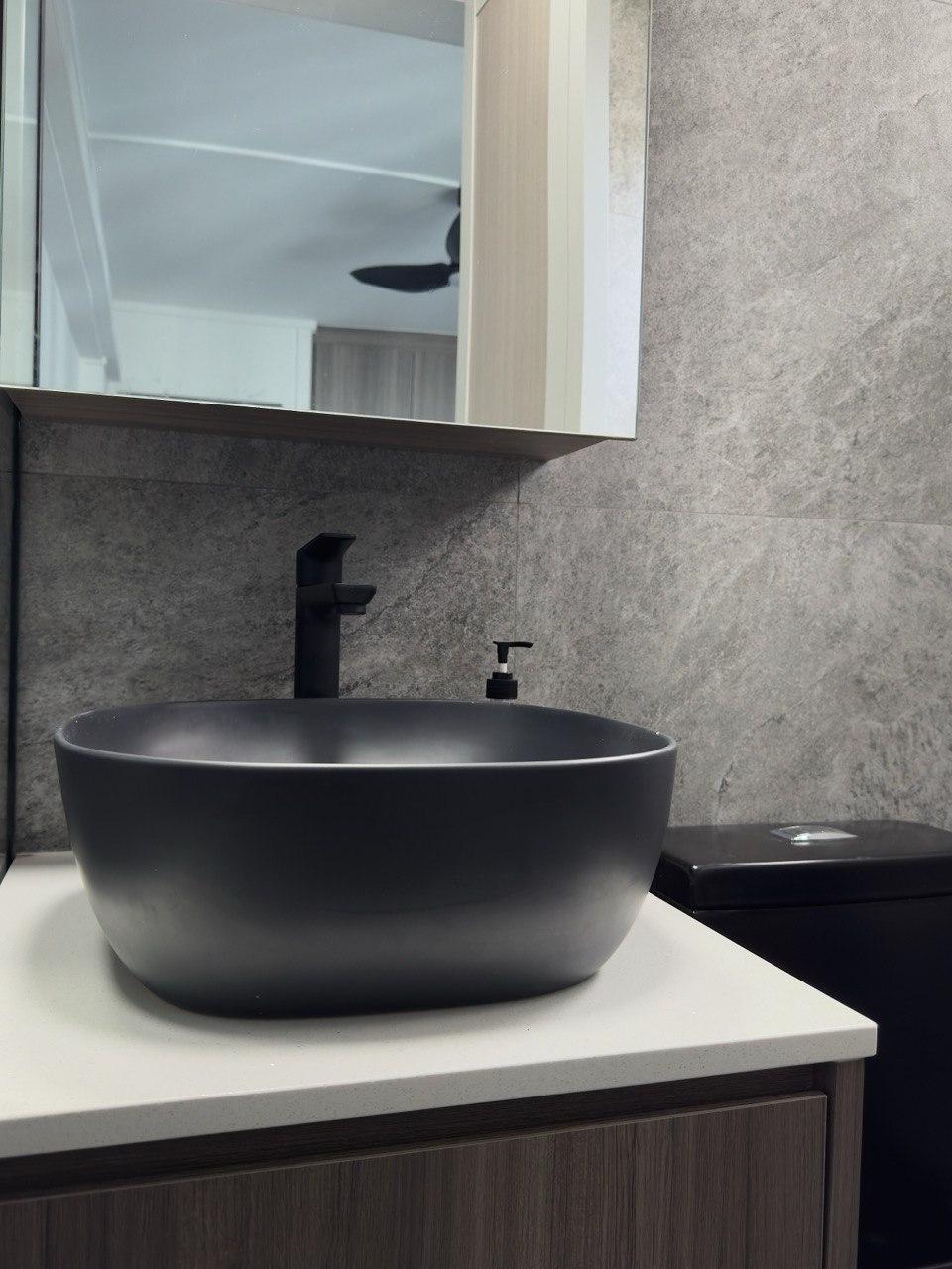 Modern Bathroom with Countertop and Homogeneous Tiles