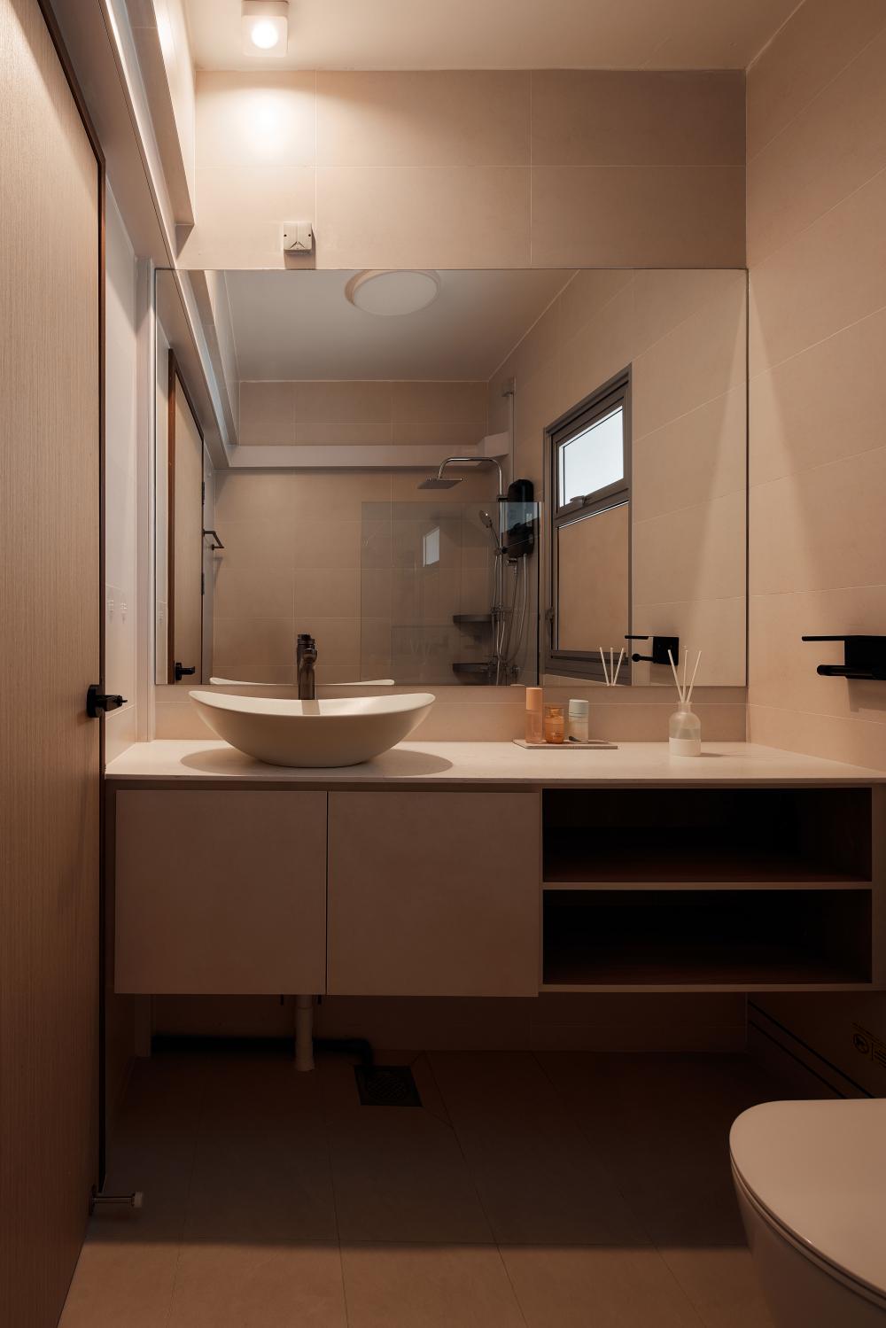 Minimalist Bathroom with Mirror and Bathroom Sinks