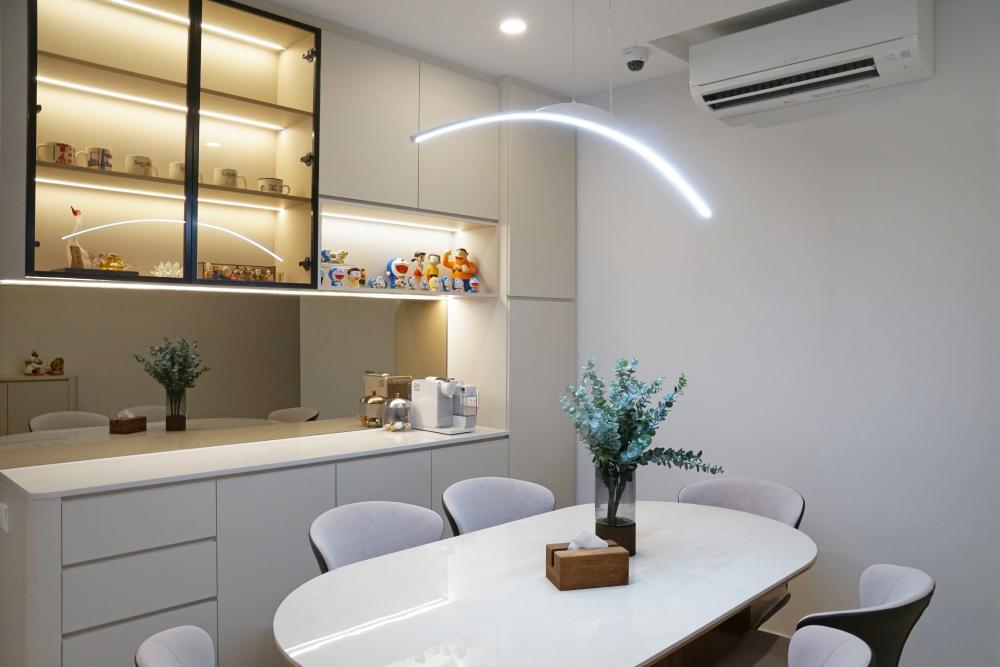Modern Dining Room with Dining Table and Dining Chairs