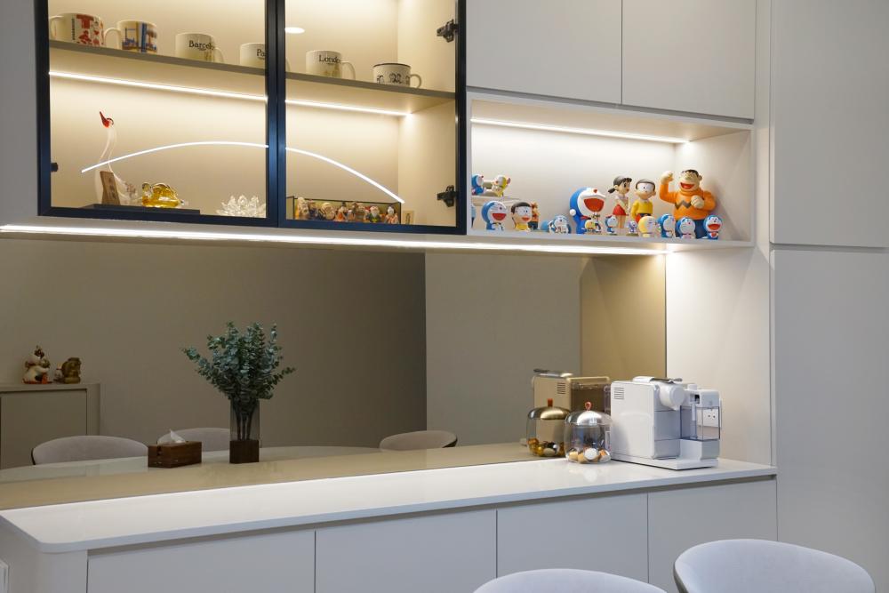 Modern Dining Room with Dining Table and Dining Chairs