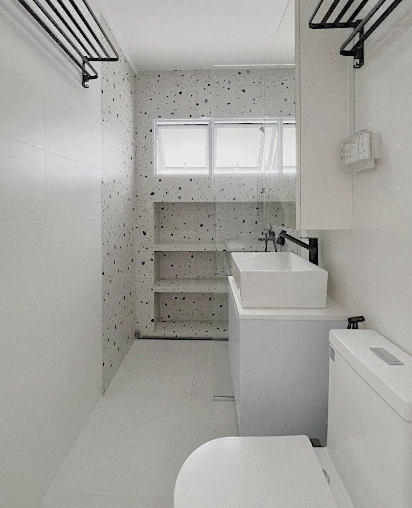 Minimalist Bathroom with Countertop and Homogeneous Tiles
