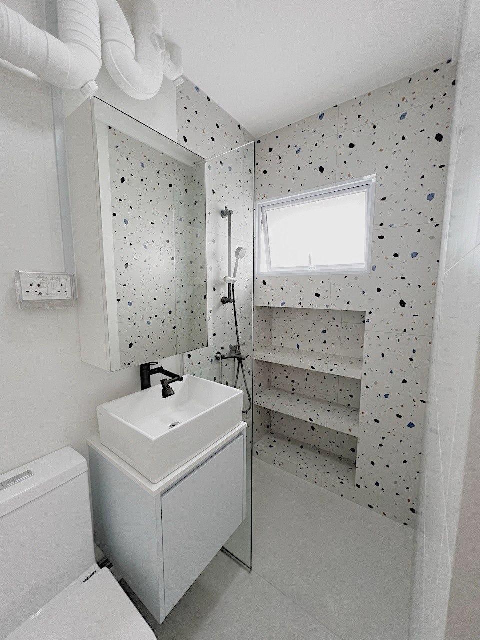 Minimalist Bathroom with Countertop and Homogeneous Tiles