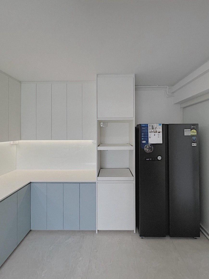 Minimalist Kitchen with Countertop and Homogeneous Tiles