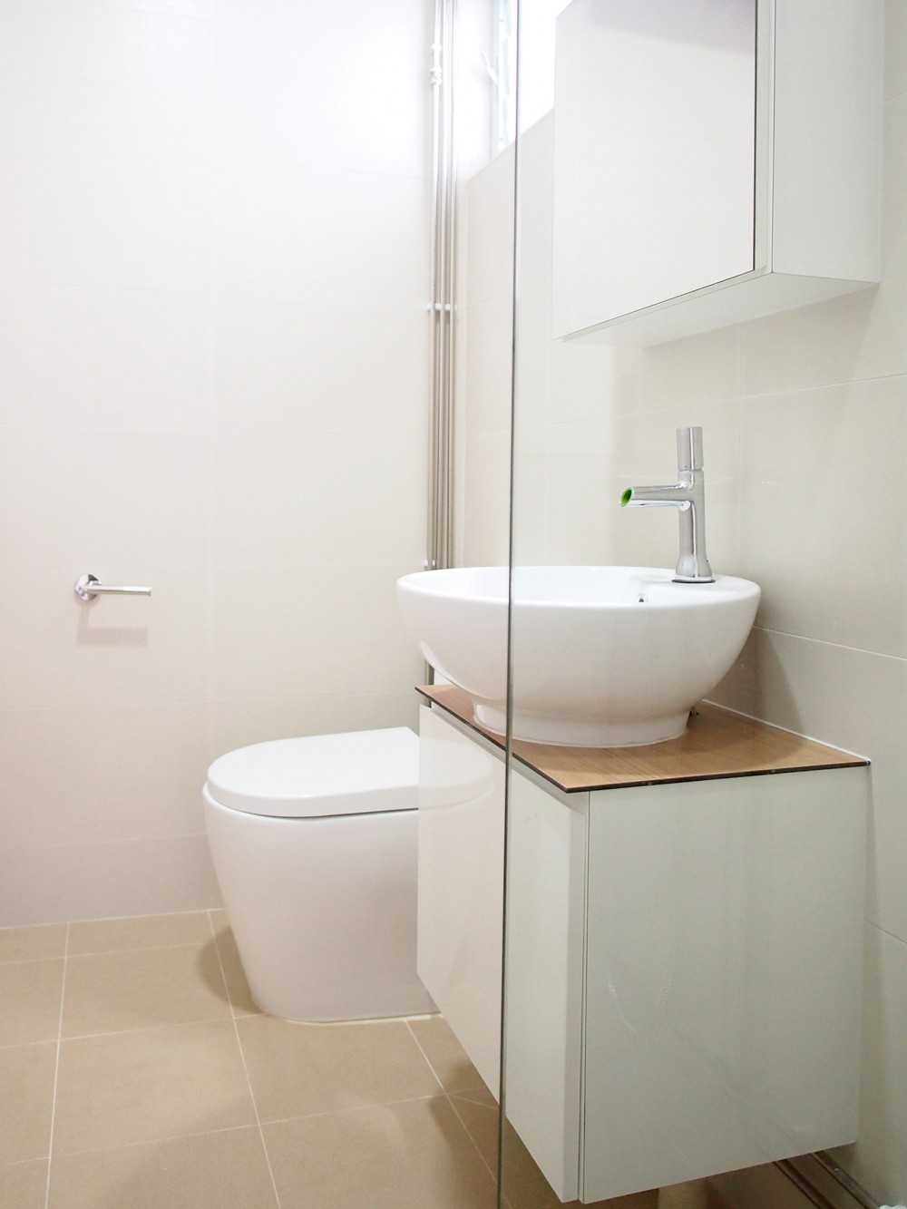 Scandinavian Bathroom with Countertop and Homogeneous Tiles