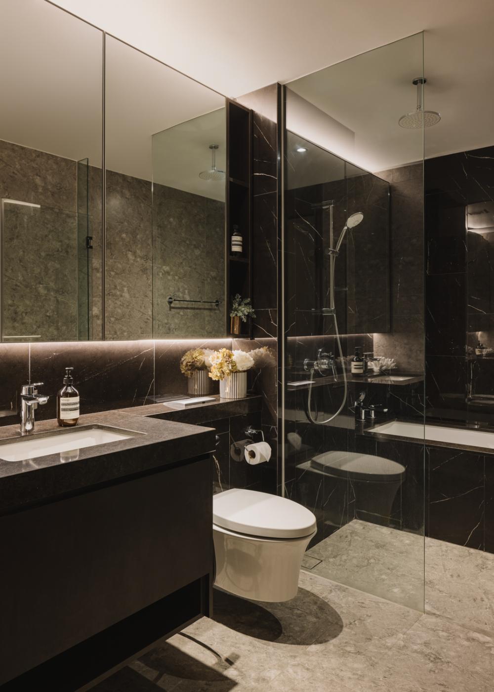 Modern Bathroom with Mirror and Bathtub