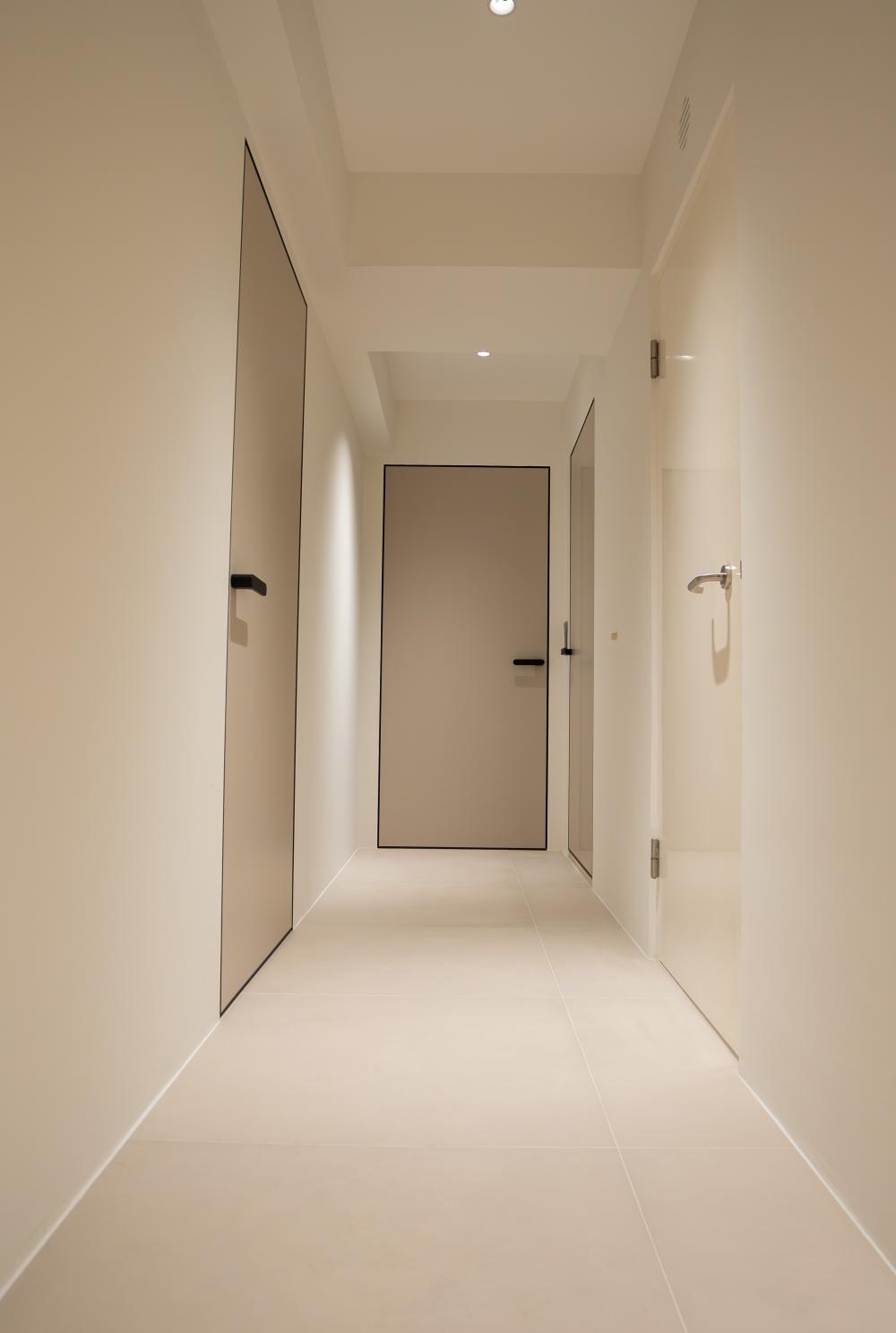 Modern Hallway with Homogeneous Tiles and Doors