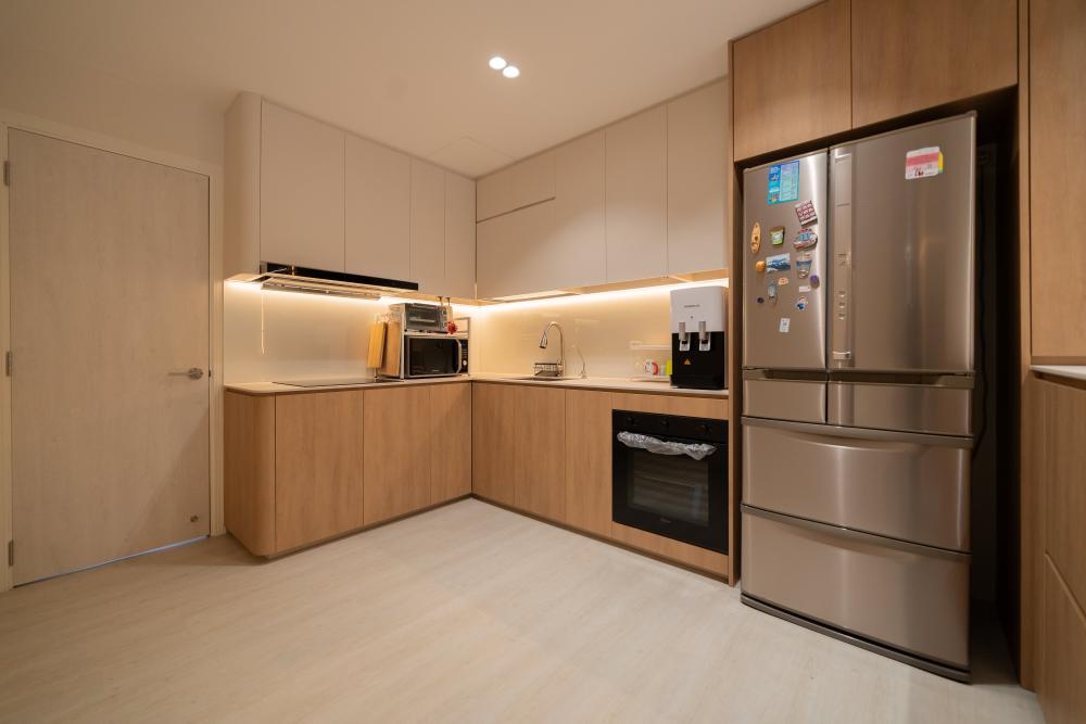 Modern Kitchen with Wood Flooring and Kitchen Accessories