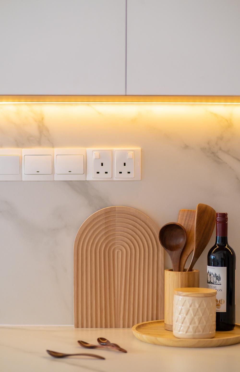 Contemporary Kitchen with Countertop and Kitchen Accessories