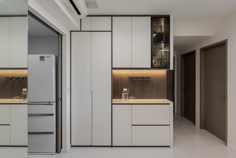 Modern Kitchen with Countertop and Homogeneous Tiles