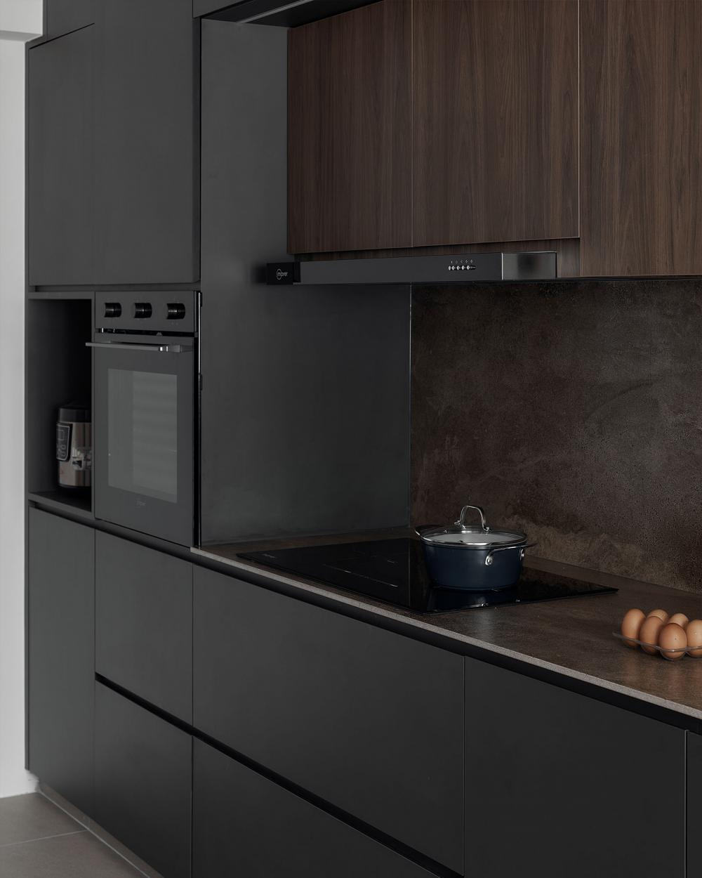 Contemporary Kitchen with Countertop and Homogeneous Tiles