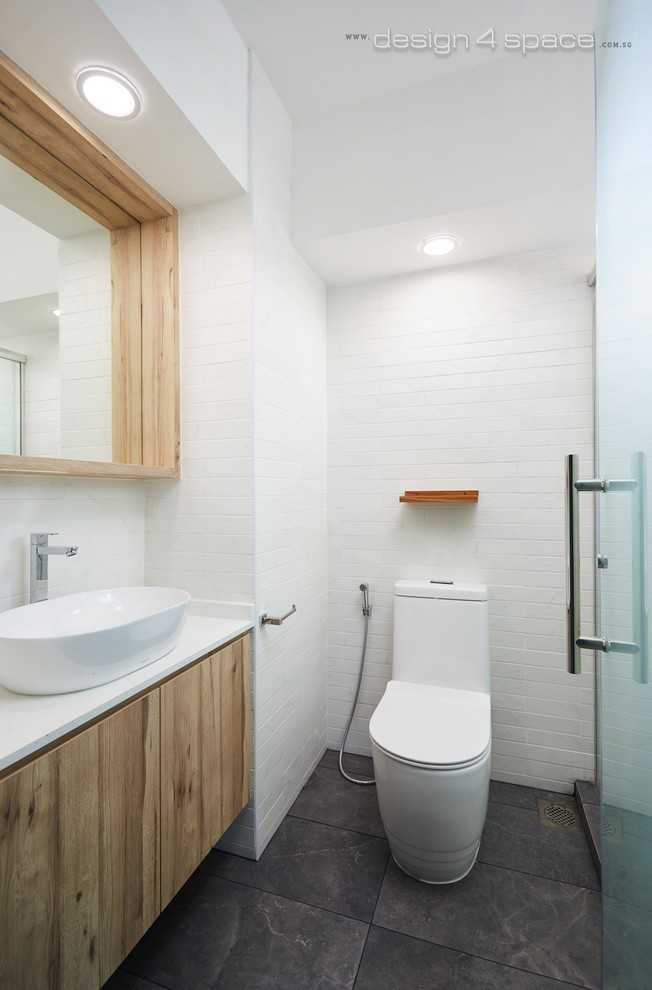 Contemporary Bathroom with Mirror and Flooring