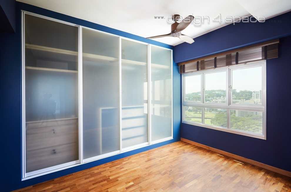 Contemporary Walk-in Wardrobe with Mirror and Wardrobe