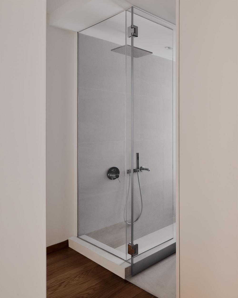 Contemporary Bathroom with Homogeneous Tiles and Shower Screen