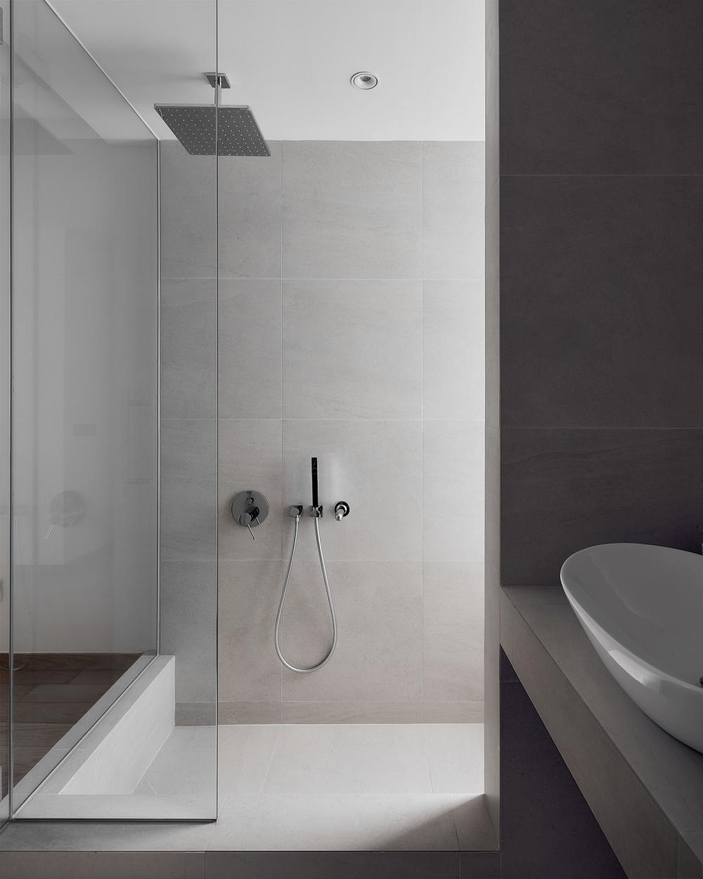 Contemporary Bathroom with Homogeneous Tiles and Shower Screen