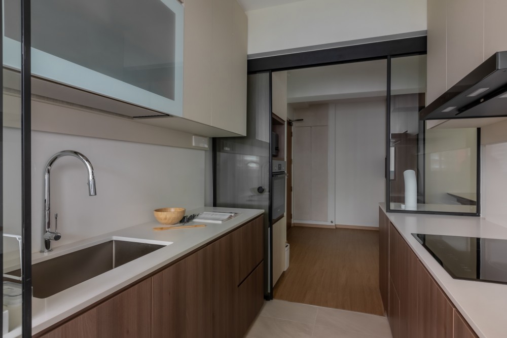 Scandinavian Kitchen with Homogeneous Tiles and Kitchen Backsplash