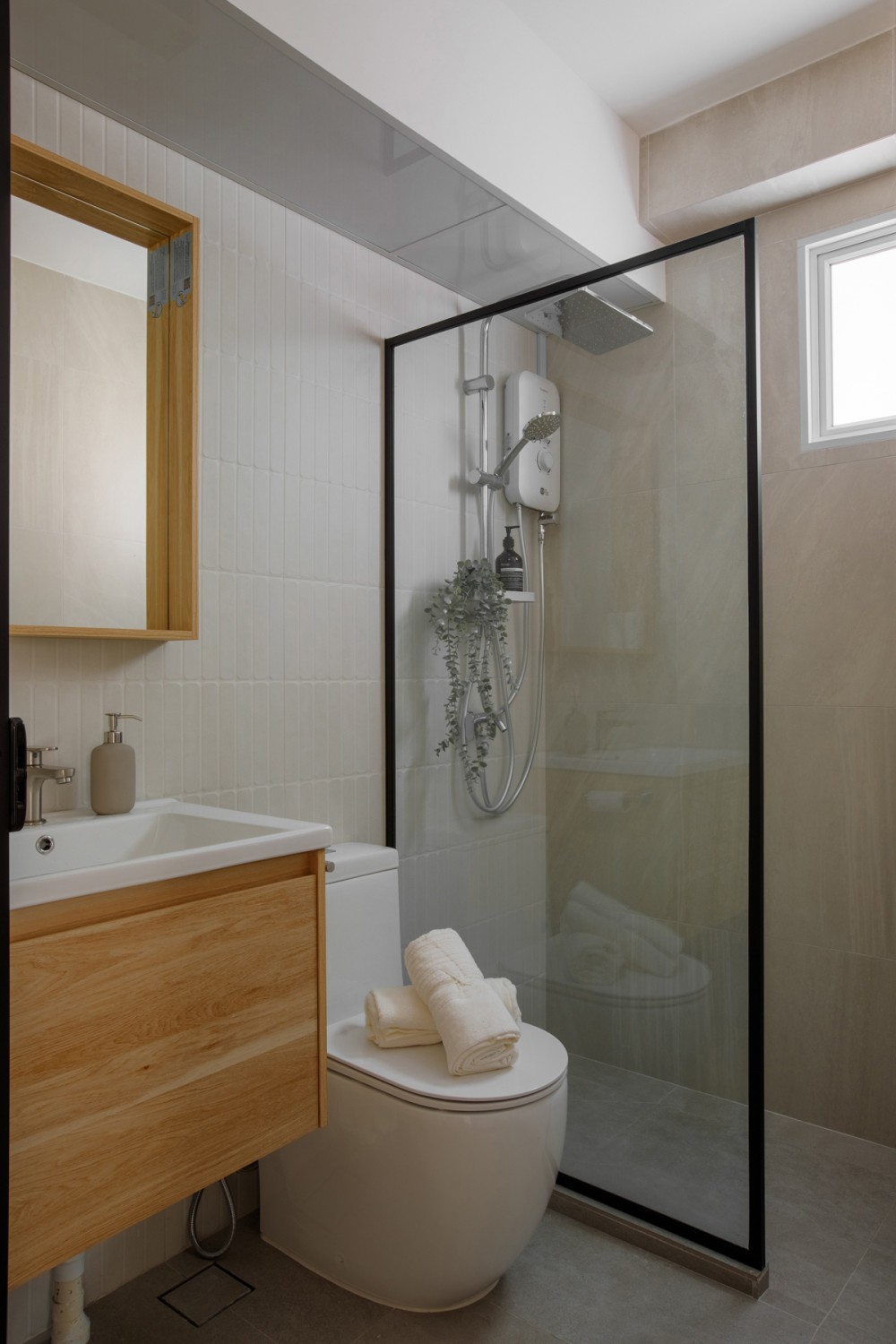 Scandinavian Bathroom with Homogeneous Tiles and Shower Screen