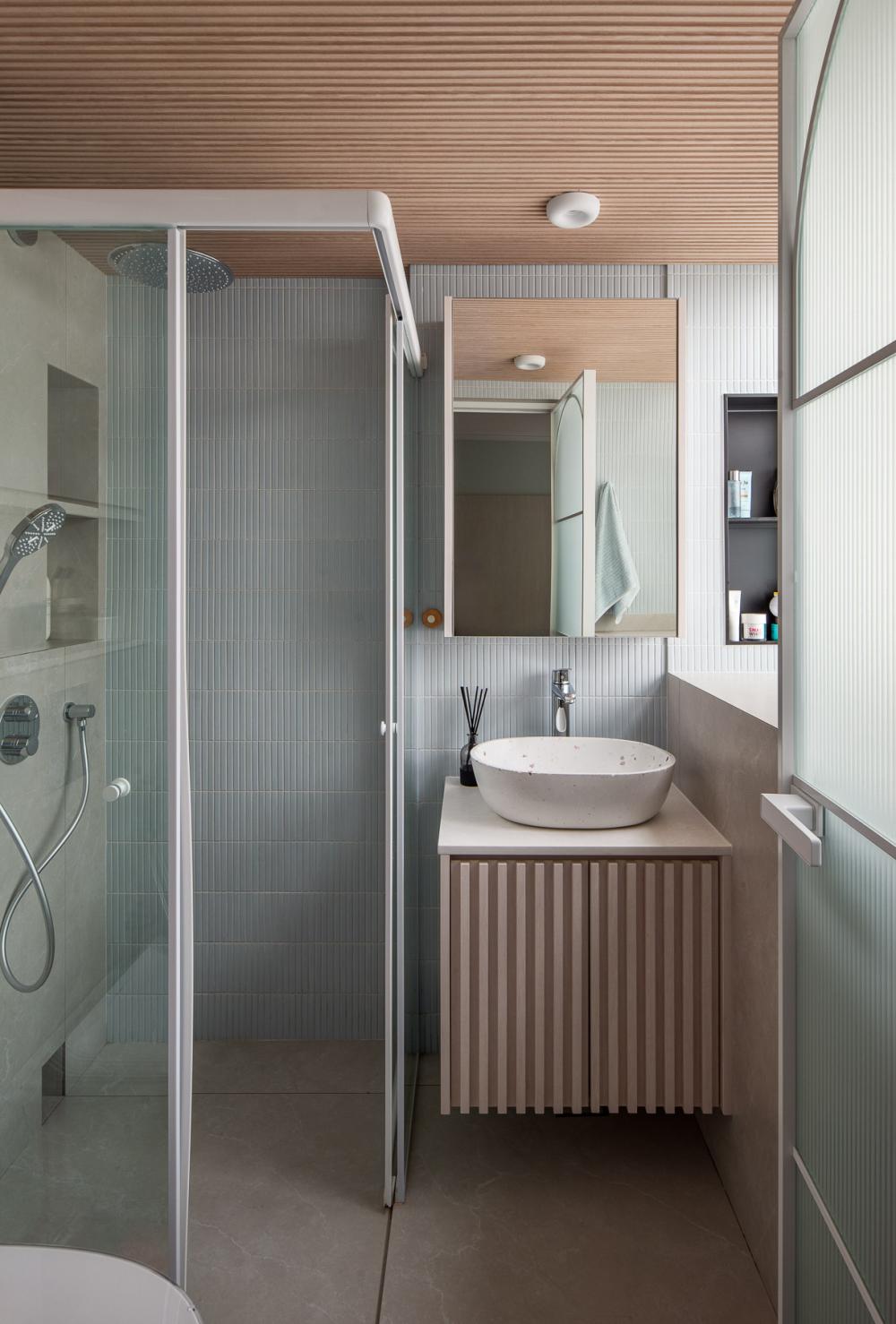 Modern Bathroom with Countertop and Homogeneous Tiles