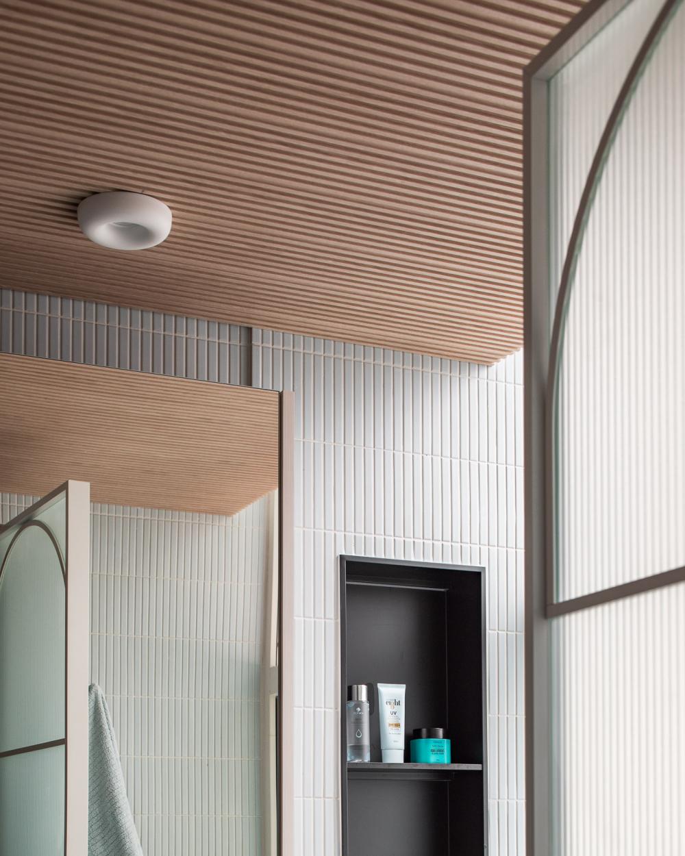 Modern Bathroom with Countertop and Homogeneous Tiles