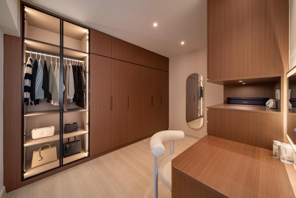 Modern Walk-in Wardrobe with Mirror and Wardrobe