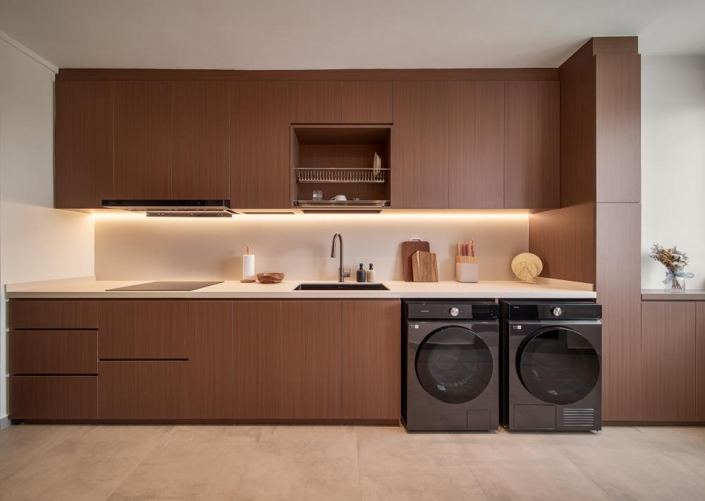 Modern Kitchen with Countertop and Kitchen Backsplash