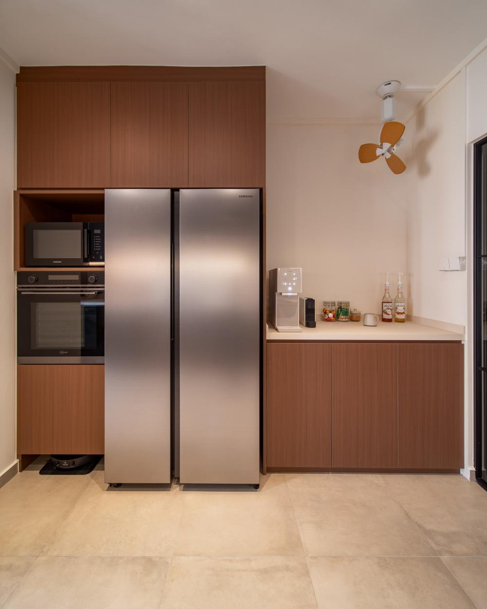 Modern Kitchen with Countertop and Breakfast Counter